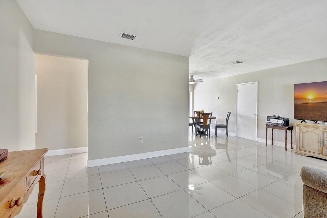 For Sale: $465,000 (2 beds, 1 baths, 975 Square Feet)