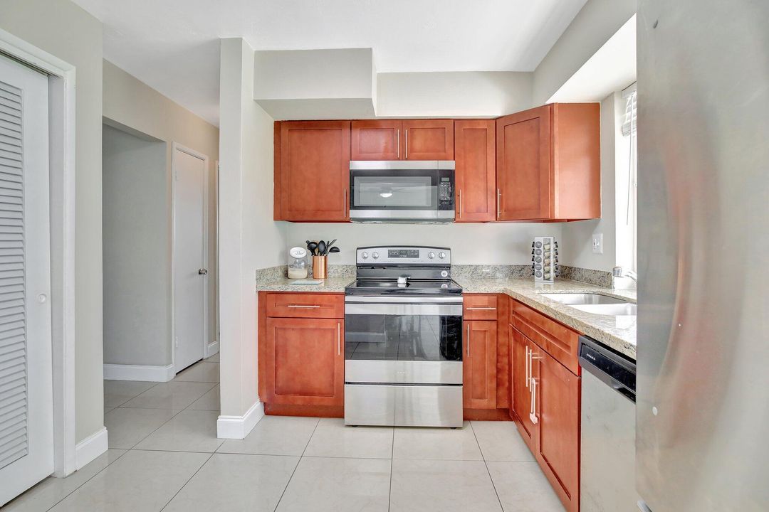 For Sale: $465,000 (2 beds, 1 baths, 975 Square Feet)