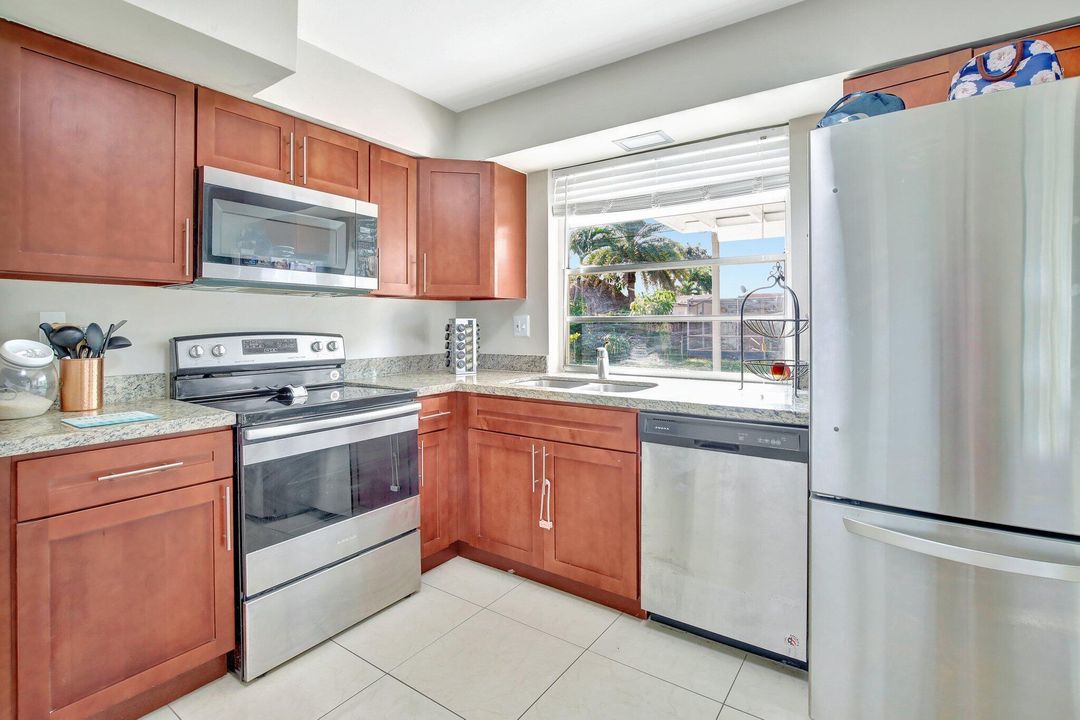 For Sale: $465,000 (2 beds, 1 baths, 975 Square Feet)