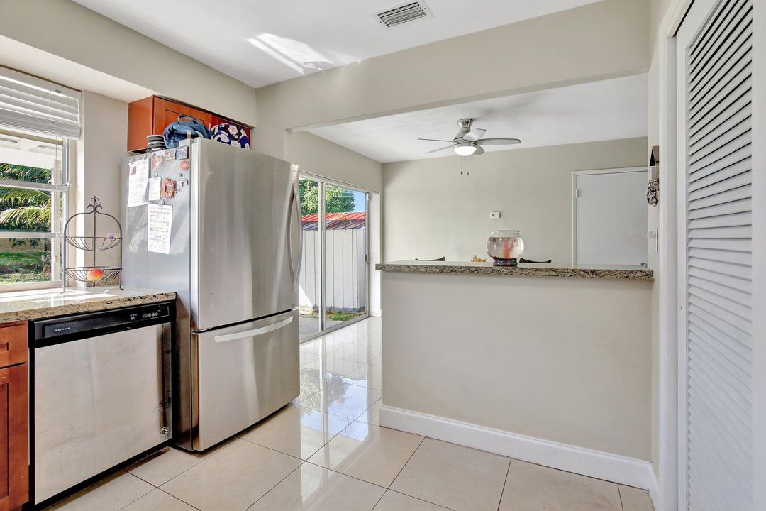 For Sale: $465,000 (2 beds, 1 baths, 975 Square Feet)