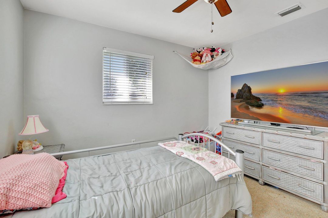 For Sale: $465,000 (2 beds, 1 baths, 975 Square Feet)