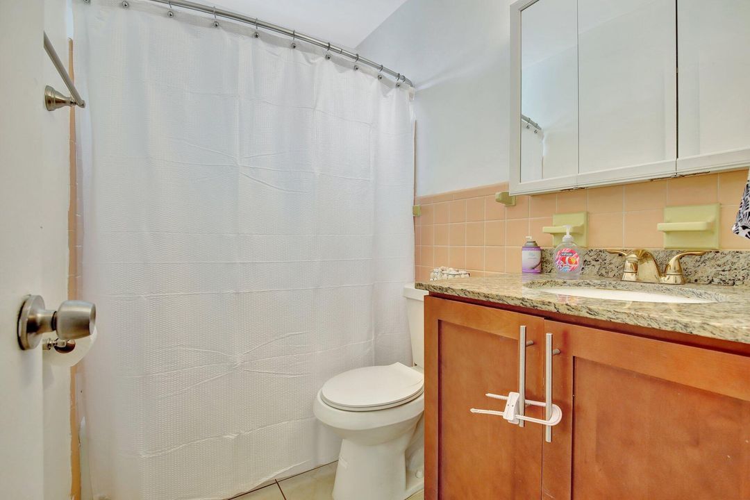 For Sale: $465,000 (2 beds, 1 baths, 975 Square Feet)