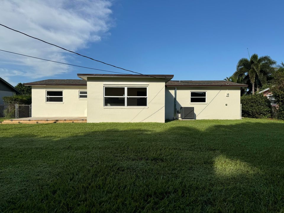 For Sale: $472,000 (3 beds, 2 baths, 1272 Square Feet)