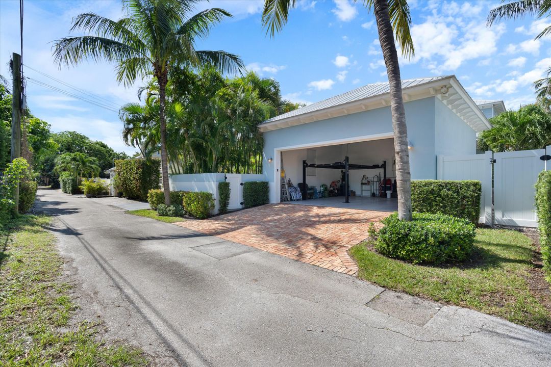 For Sale: $2,995,000 (3 beds, 3 baths, 2098 Square Feet)