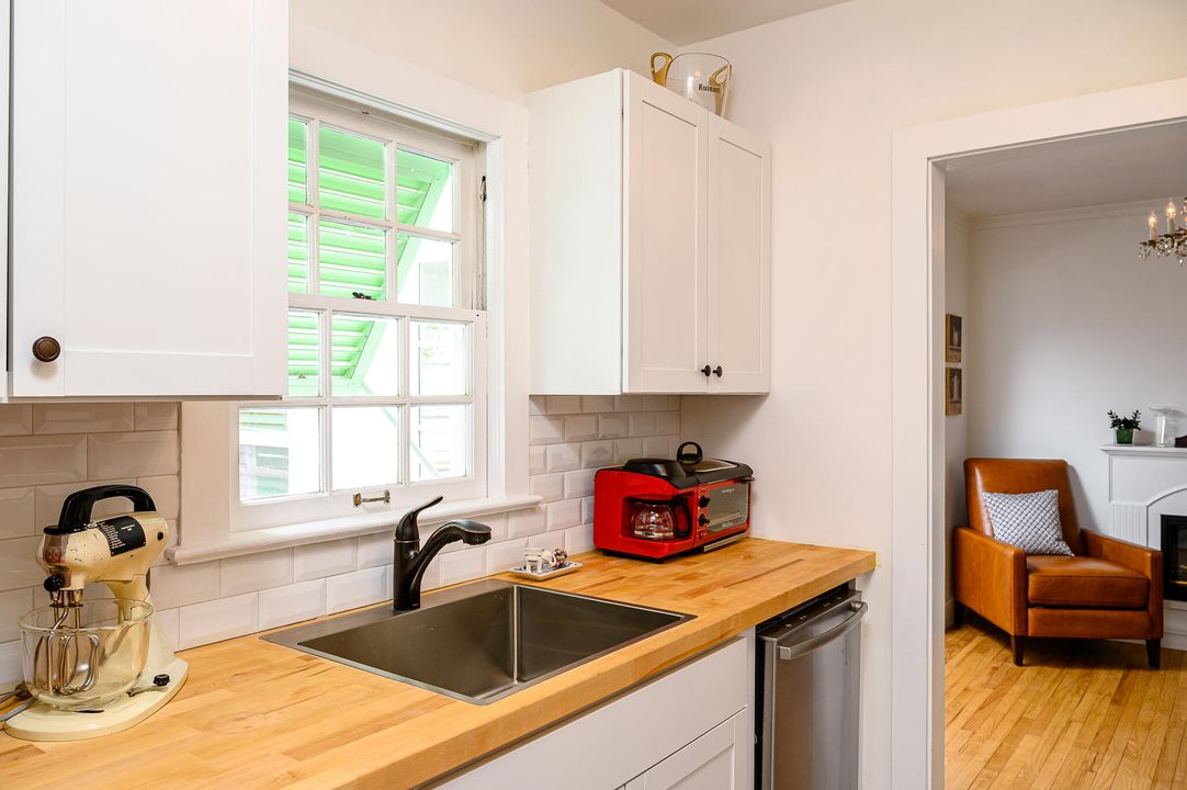 For Sale: $465,000 (2 beds, 1 baths, 813 Square Feet)