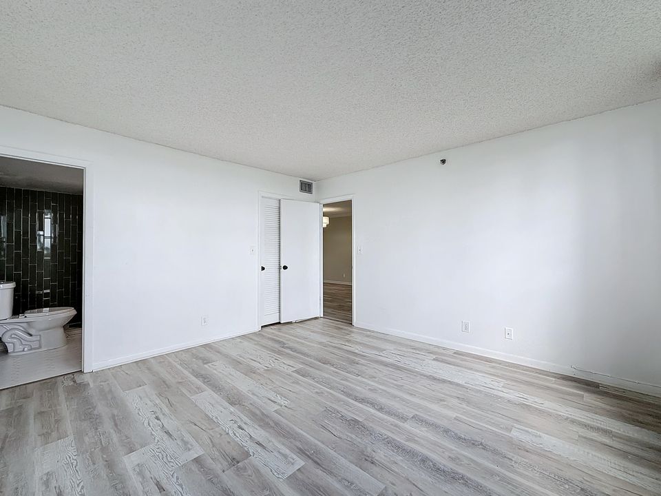 For Rent: $2,800 (2 beds, 2 baths, 1180 Square Feet)