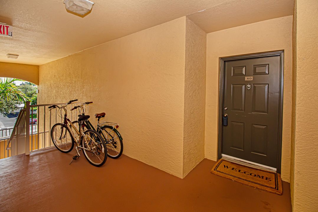 For Sale: $310,000 (2 beds, 2 baths, 1071 Square Feet)