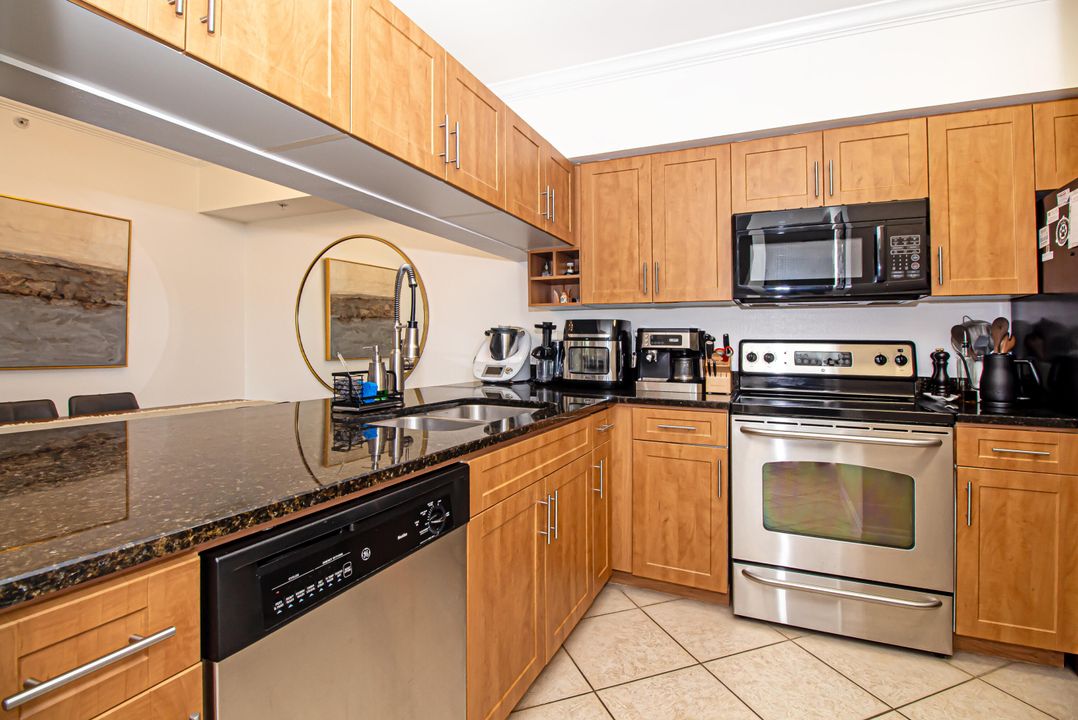 For Sale: $310,000 (2 beds, 2 baths, 1071 Square Feet)