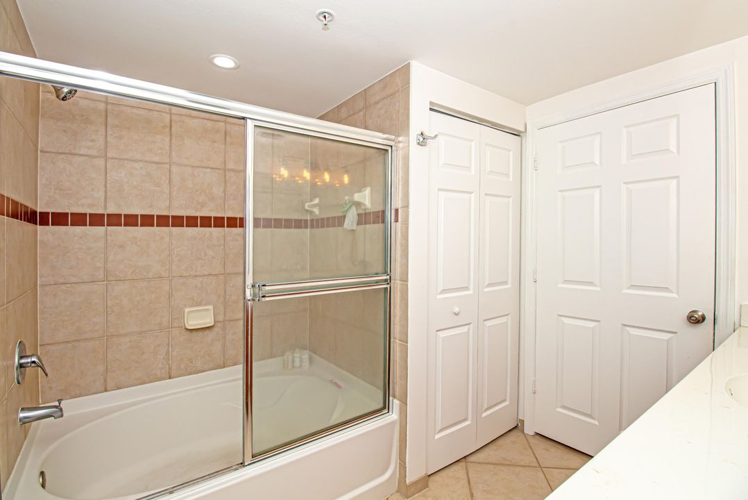 For Sale: $310,000 (2 beds, 2 baths, 1071 Square Feet)