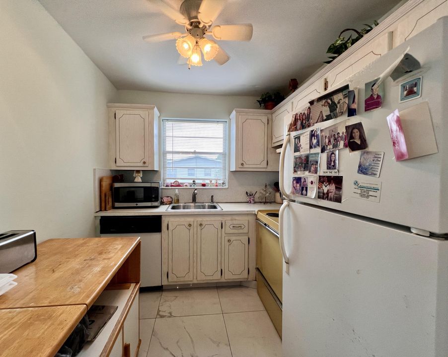 For Sale: $80,000 (1 beds, 1 baths, 702 Square Feet)