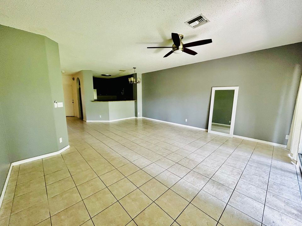 For Rent: $2,750 (2 beds, 2 baths, 1130 Square Feet)