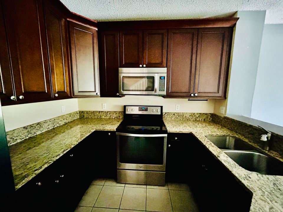 For Rent: $2,750 (2 beds, 2 baths, 1130 Square Feet)