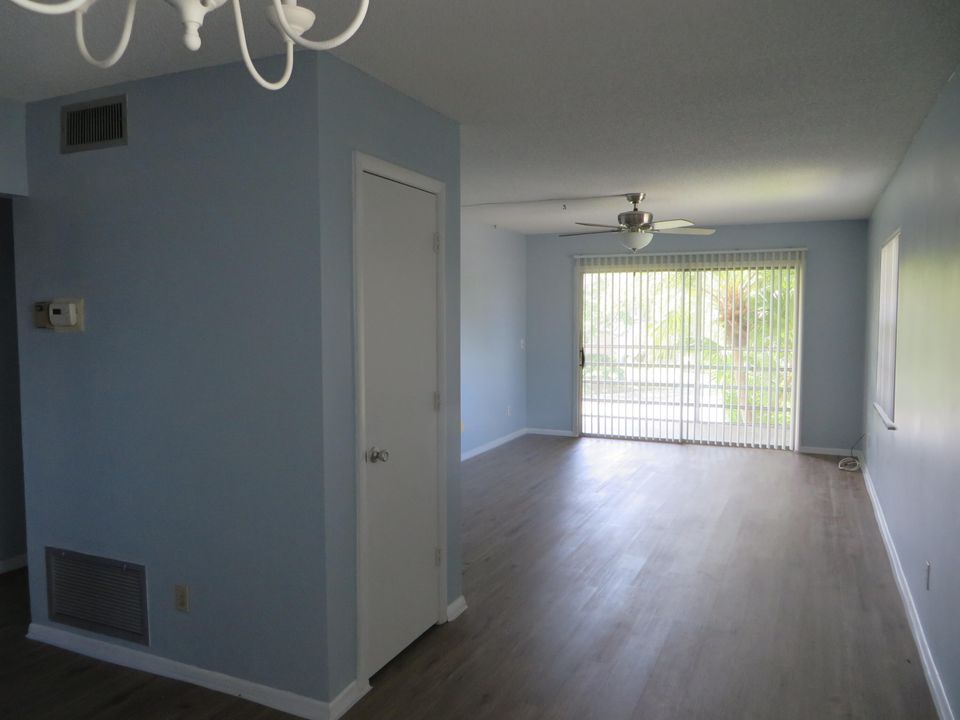 For Sale: $167,000 (2 beds, 2 baths, 1000 Square Feet)