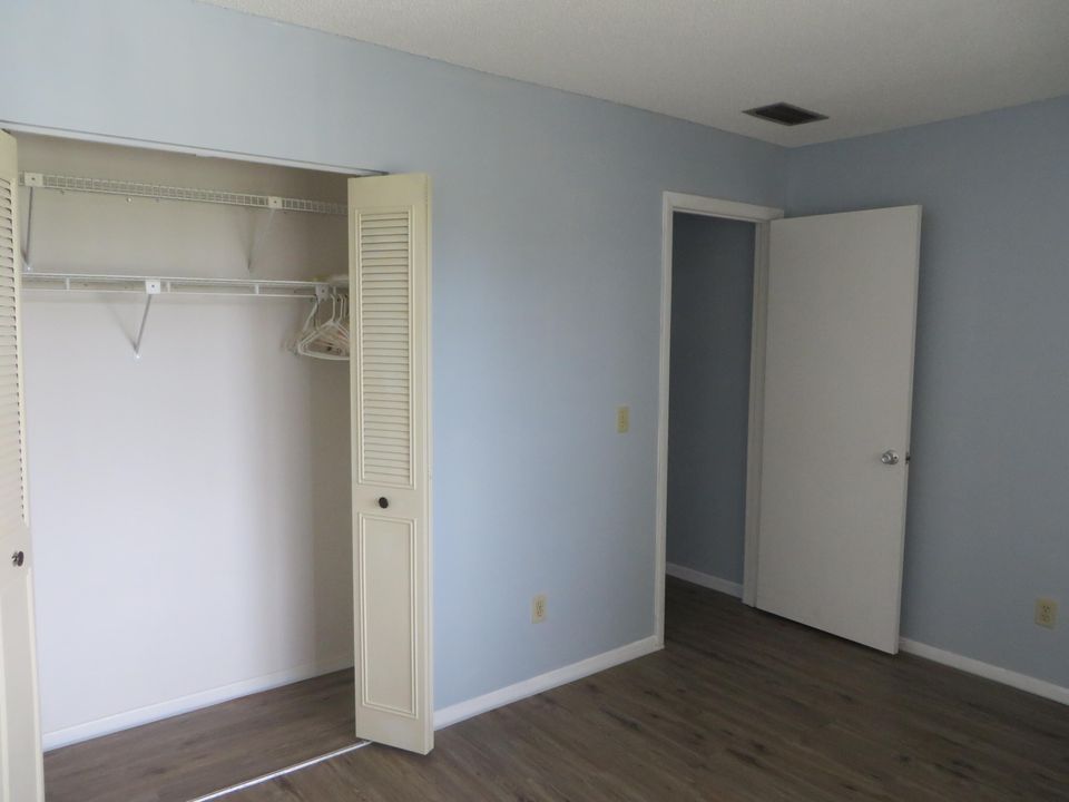 For Sale: $167,000 (2 beds, 2 baths, 1000 Square Feet)