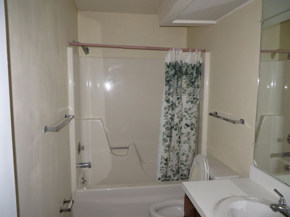 For Sale: $167,000 (2 beds, 2 baths, 1000 Square Feet)