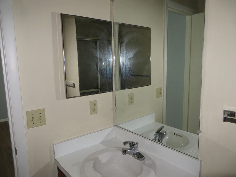 For Sale: $167,000 (2 beds, 2 baths, 1000 Square Feet)