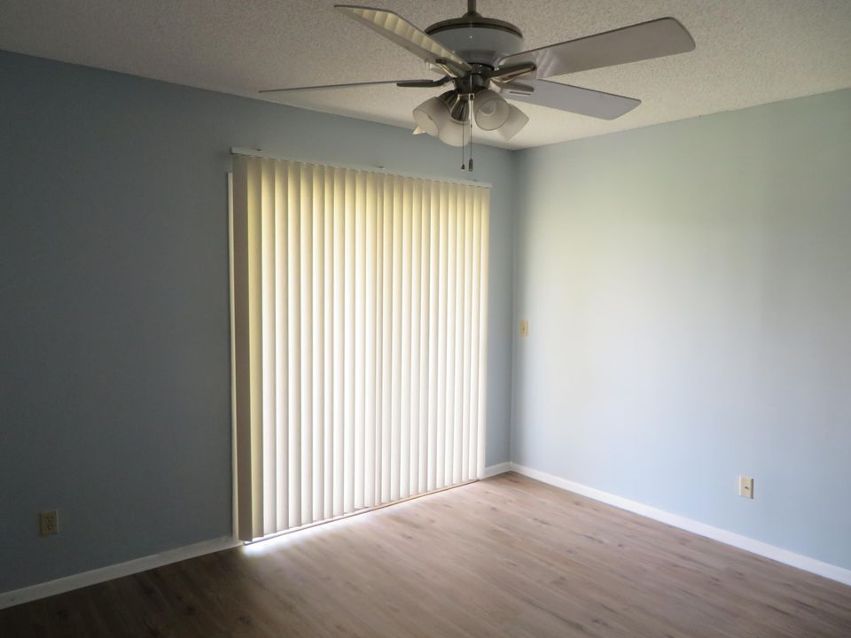 For Sale: $167,000 (2 beds, 2 baths, 1000 Square Feet)