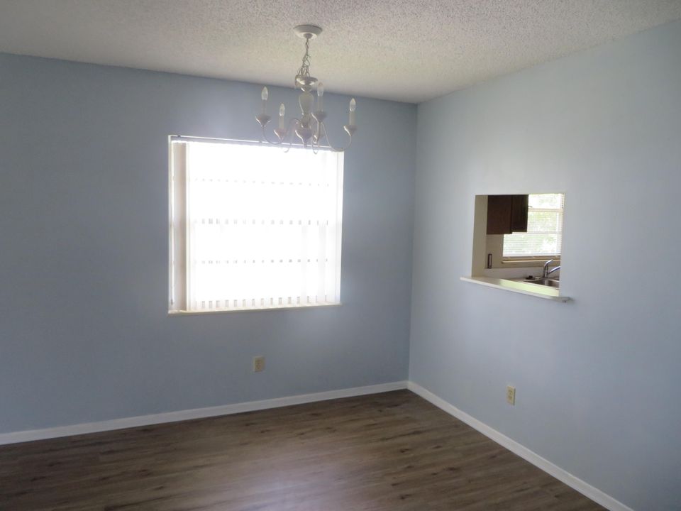 For Sale: $167,000 (2 beds, 2 baths, 1000 Square Feet)