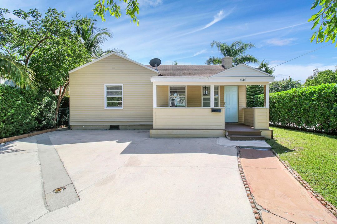 For Sale: $699,900 (4 beds, 2 baths, 1592 Square Feet)