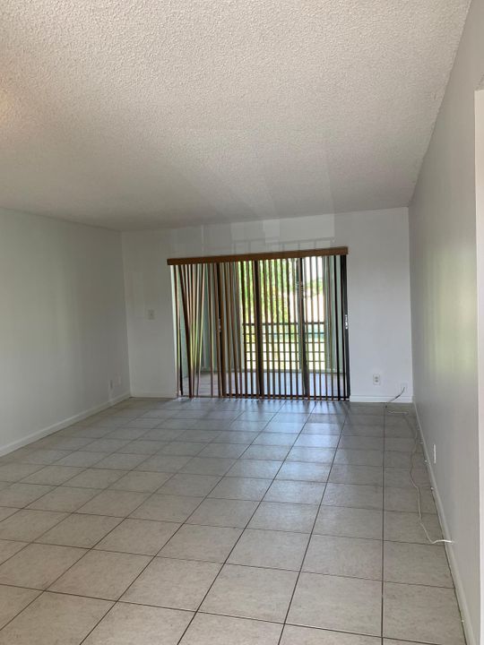 For Rent: $2,300 (2 beds, 2 baths, 918 Square Feet)