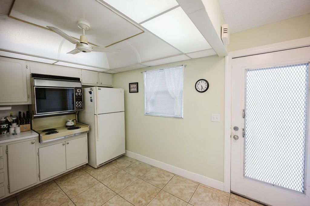 For Sale: $130,000 (2 beds, 2 baths, 982 Square Feet)