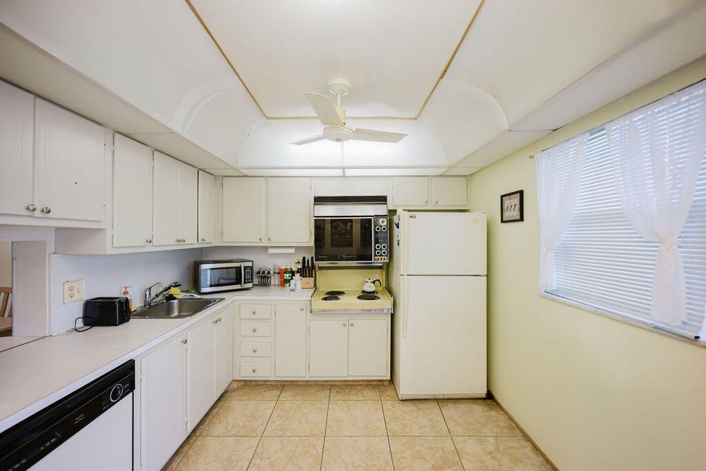 For Sale: $130,000 (2 beds, 2 baths, 982 Square Feet)