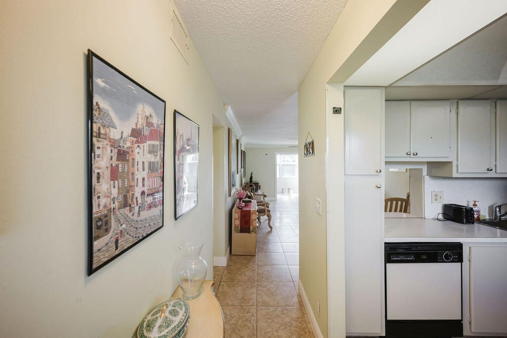 For Sale: $130,000 (2 beds, 2 baths, 982 Square Feet)