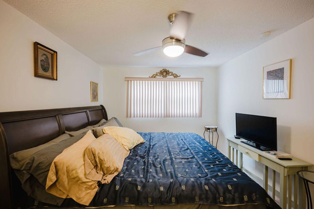 For Sale: $130,000 (2 beds, 2 baths, 982 Square Feet)