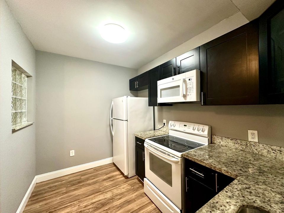 For Rent: $1,950 (3 beds, 2 baths, 999 Square Feet)