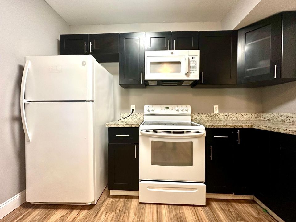 For Rent: $1,950 (3 beds, 2 baths, 999 Square Feet)