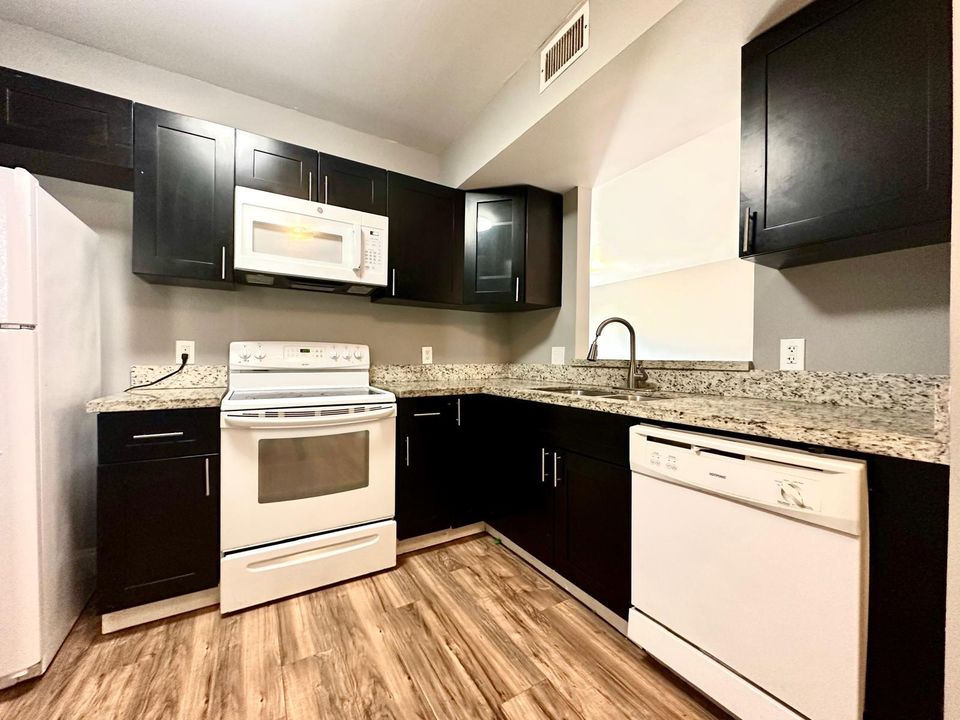 For Rent: $1,950 (3 beds, 2 baths, 999 Square Feet)