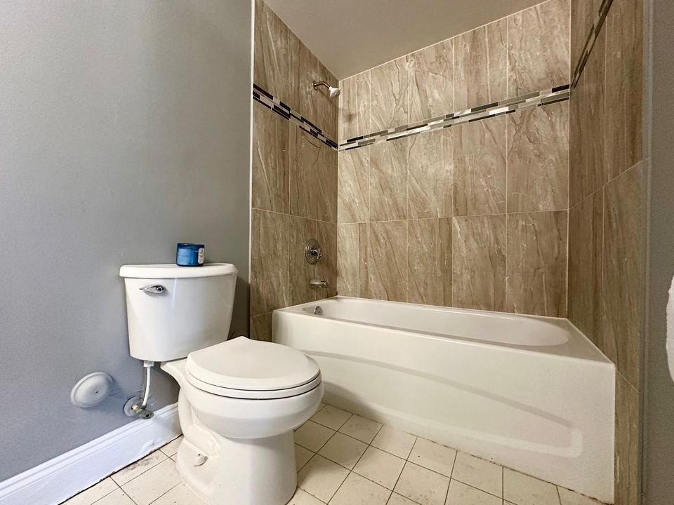 For Rent: $1,950 (3 beds, 2 baths, 999 Square Feet)