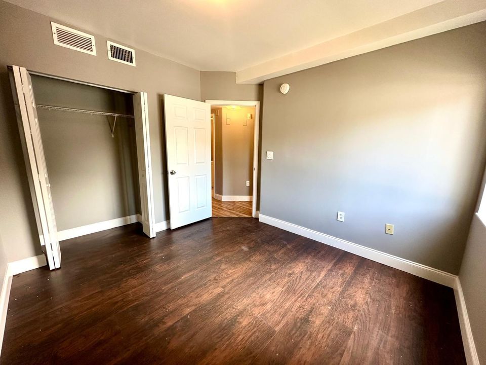 For Rent: $1,950 (3 beds, 2 baths, 999 Square Feet)