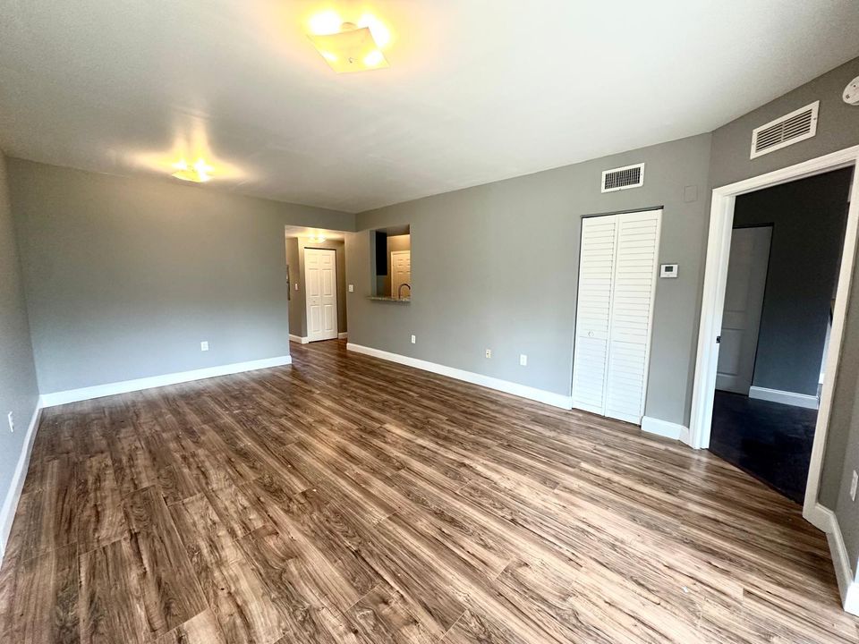 For Rent: $1,950 (3 beds, 2 baths, 999 Square Feet)