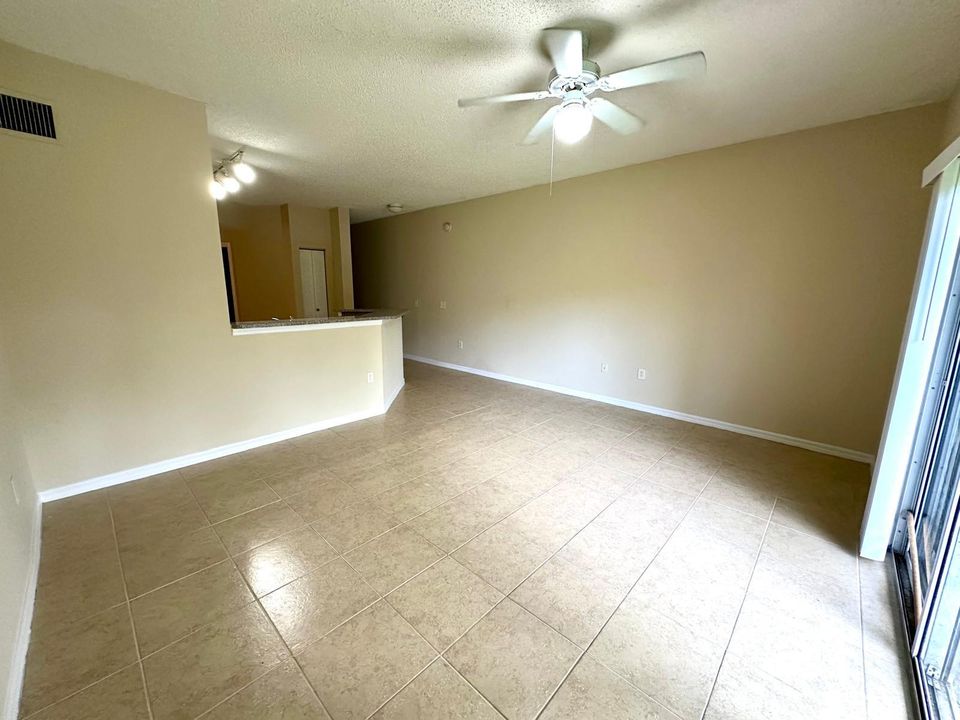 For Rent: $1,950 (3 beds, 2 baths, 999 Square Feet)