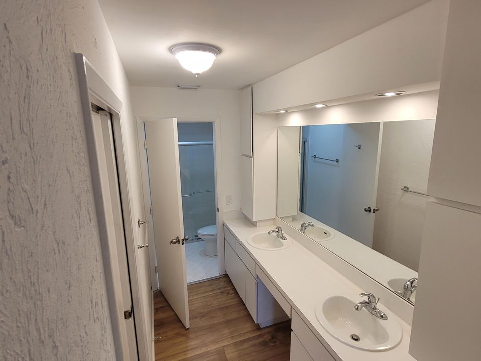 For Rent: $2,300 (2 beds, 2 baths, 1195 Square Feet)