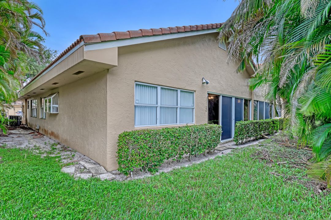 For Sale: $359,450 (2 beds, 2 baths, 1555 Square Feet)