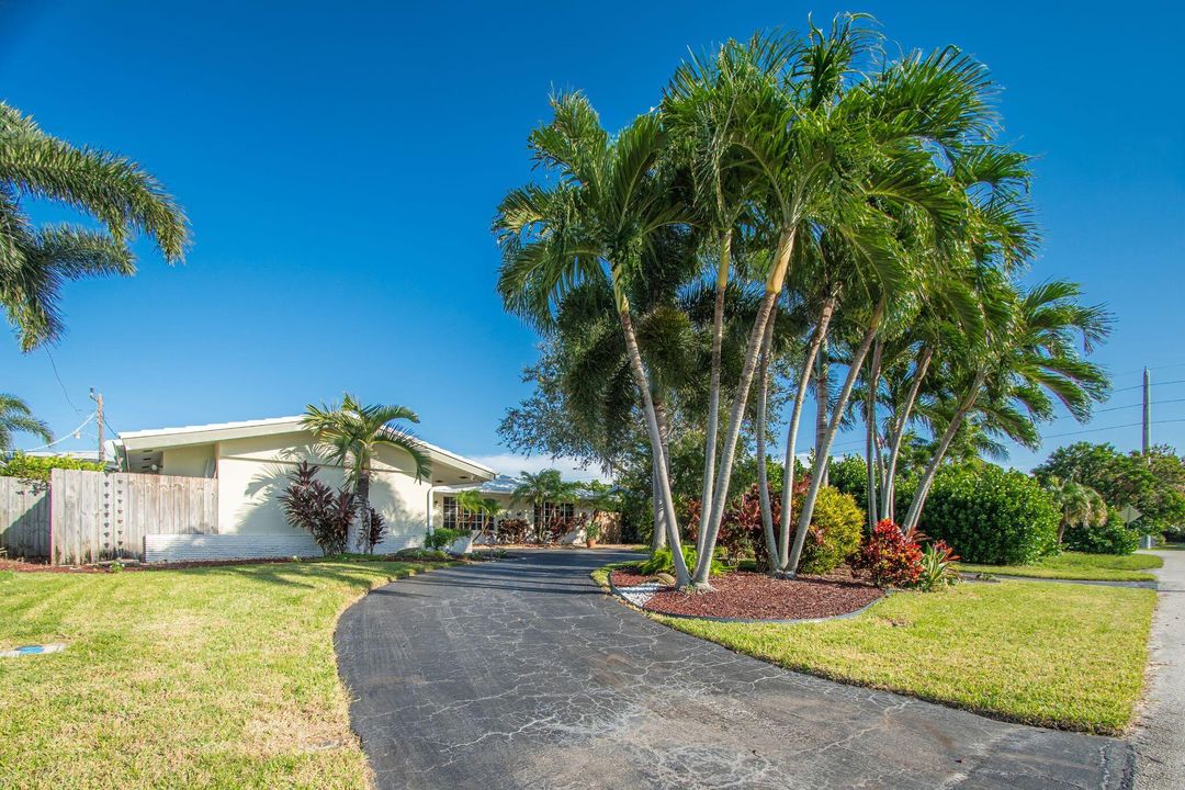 For Sale: $850,000 (3 beds, 2 baths, 1856 Square Feet)