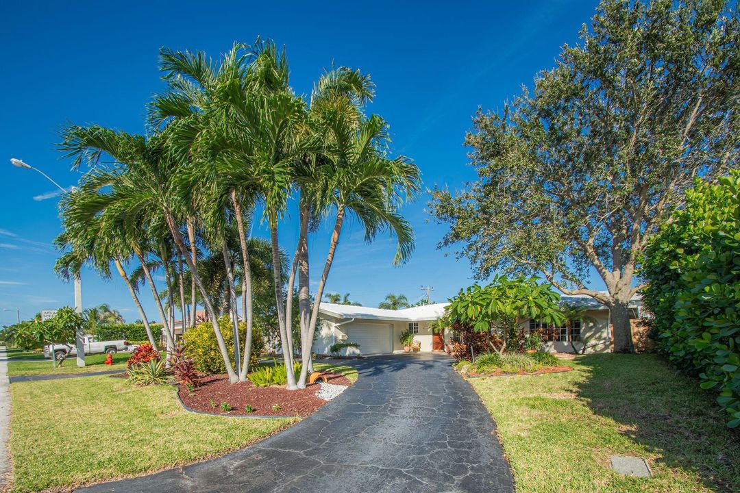 For Sale: $850,000 (3 beds, 2 baths, 1856 Square Feet)