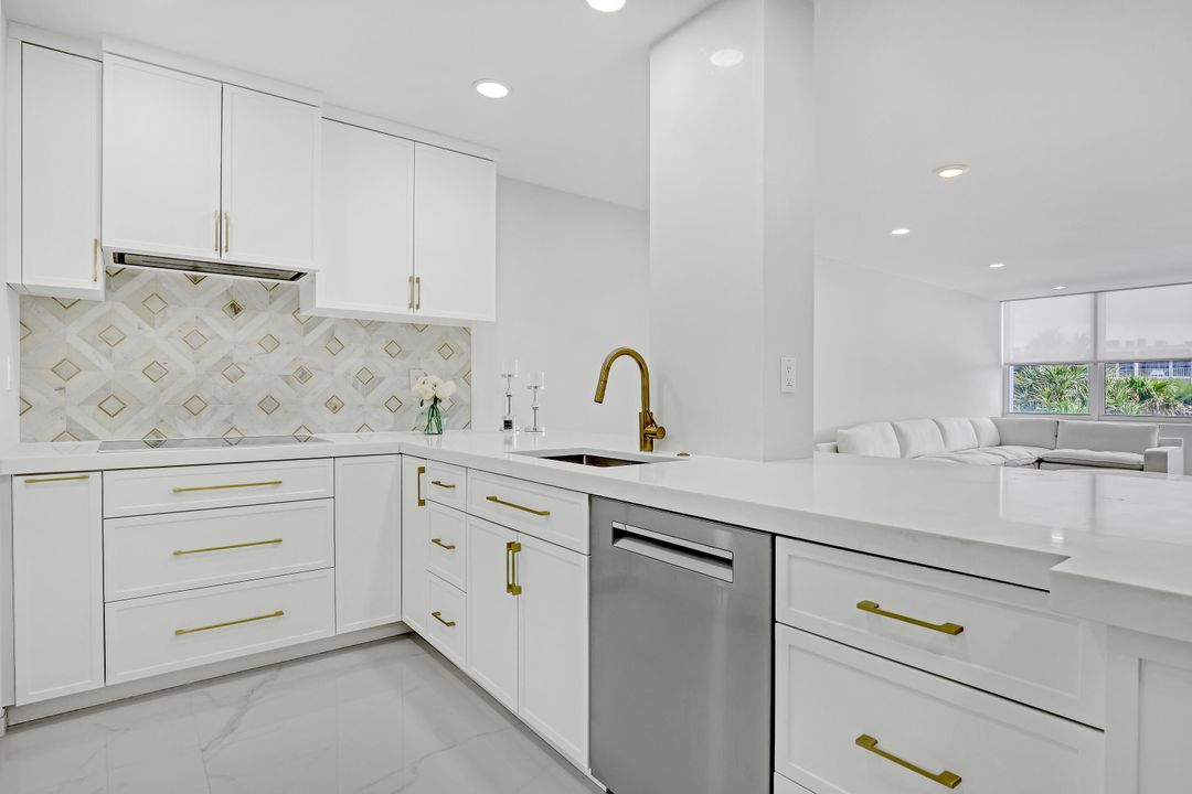 For Sale: $895,000 (1 beds, 1 baths, 1038 Square Feet)