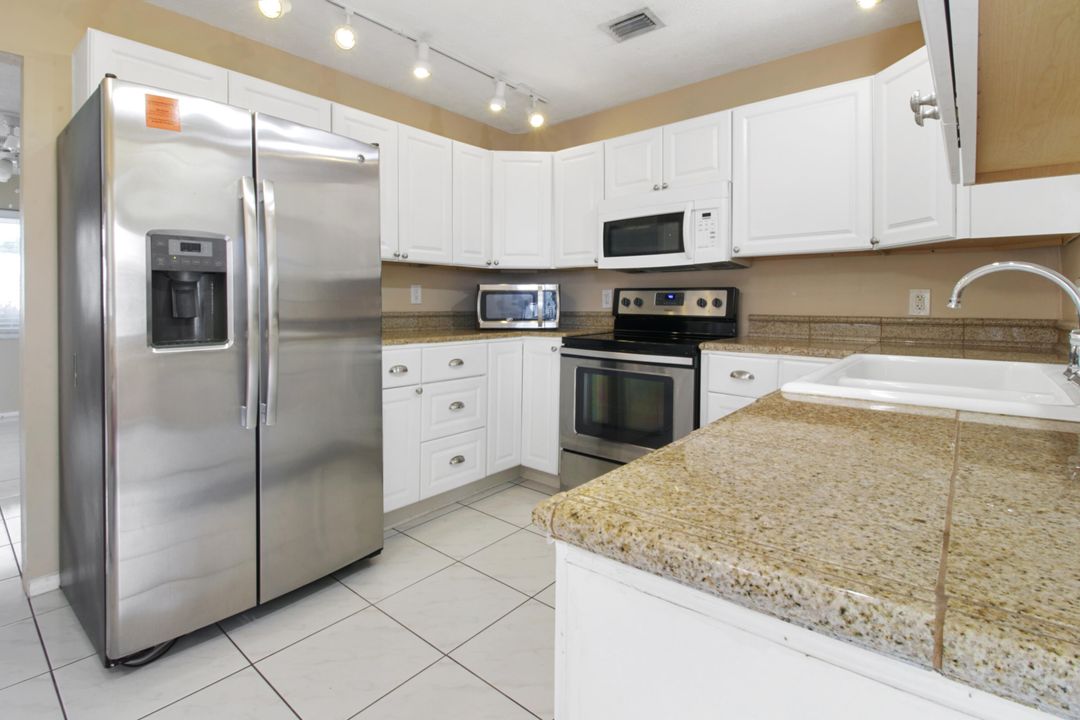 For Sale: $285,000 (2 beds, 2 baths, 933 Square Feet)