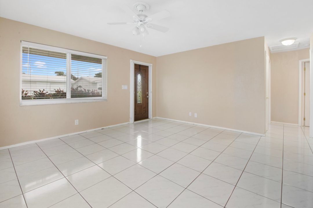 For Sale: $285,000 (2 beds, 2 baths, 933 Square Feet)