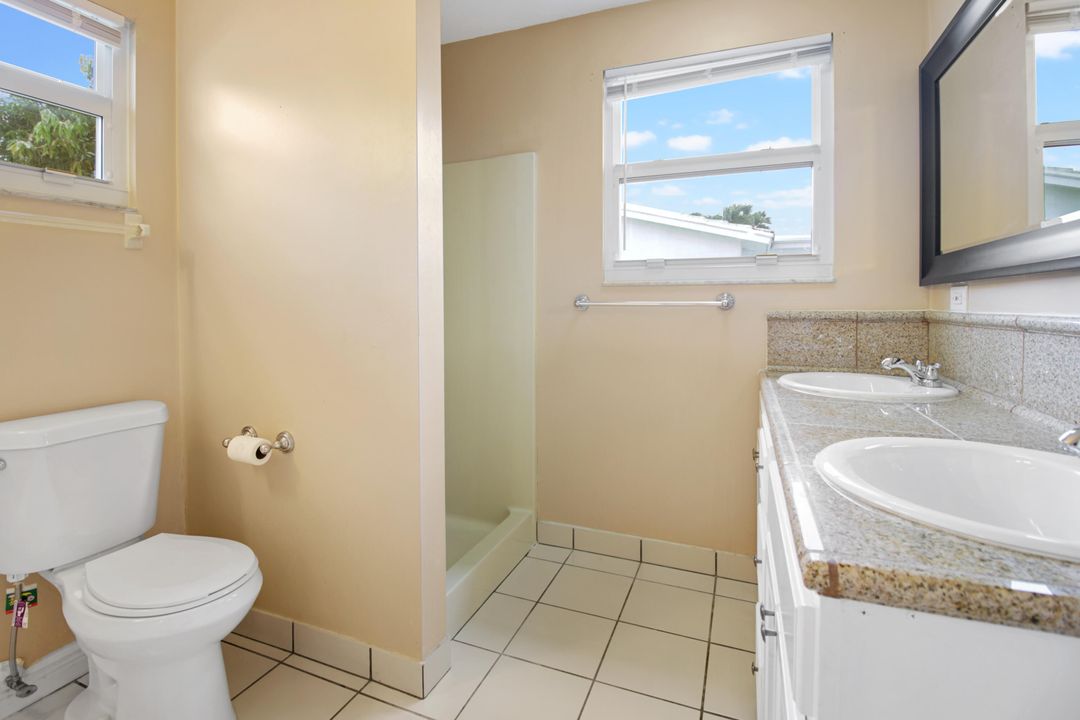 For Sale: $285,000 (2 beds, 2 baths, 933 Square Feet)