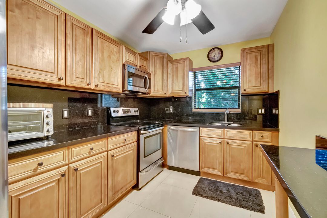 For Sale: $365,000 (2 beds, 2 baths, 1160 Square Feet)