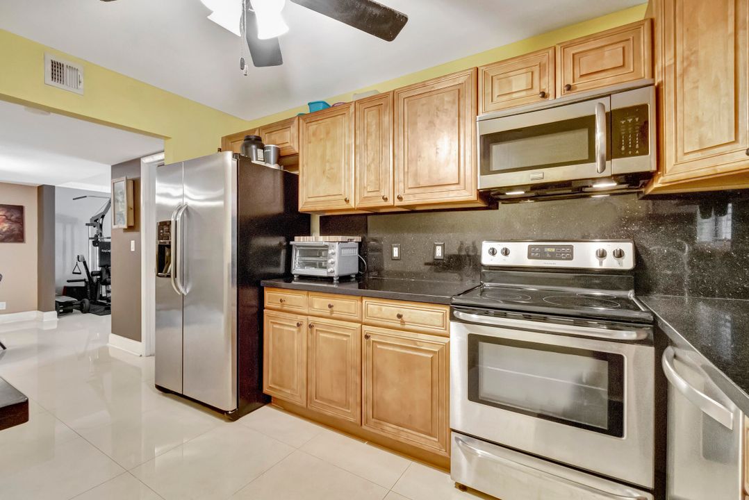 For Sale: $365,000 (2 beds, 2 baths, 1160 Square Feet)