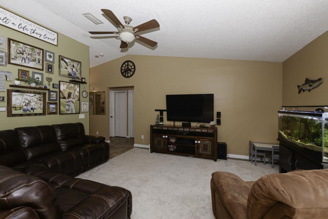 For Sale: $450,000 (3 beds, 2 baths, 1072 Square Feet)