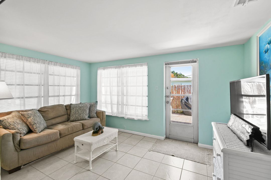 For Sale: $329,900 (2 beds, 2 baths, 1428 Square Feet)