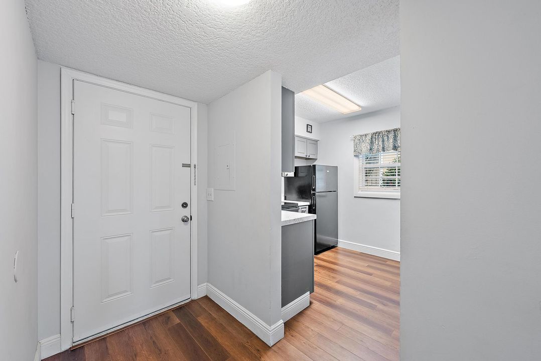 For Sale: $258,000 (2 beds, 2 baths, 923 Square Feet)