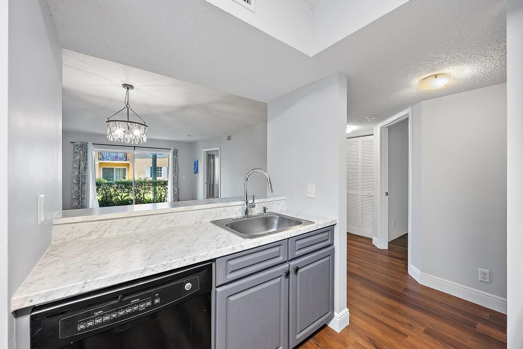 For Sale: $258,000 (2 beds, 2 baths, 923 Square Feet)