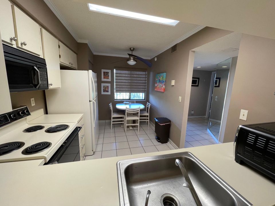 For Sale: $199,999 (2 beds, 2 baths, 1220 Square Feet)